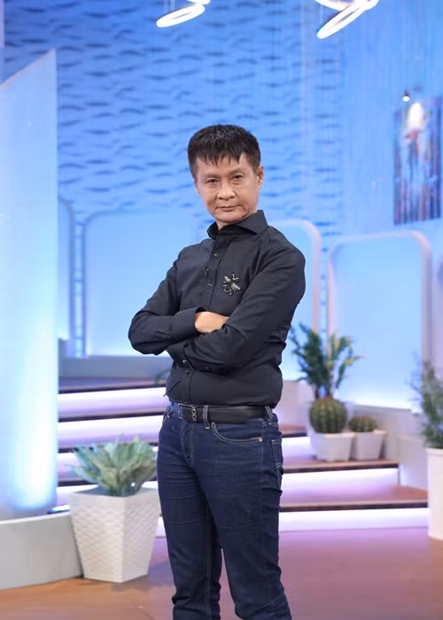 Năm 2020, đạo diễn Lê Hoàng gây sốc vì phát ngôn "Mừng vì tỉ lệ ly hôn cao". Cụ thể trong chương trình "Chị em chúng mình", anh nói: "Tỉ lệ ly hôn cao chứng tỏ sự phát triển của xã hội và tôi rất mừng vì điều đó. Đấy là một bước tiến bộ chứ không phải thụt lùi. Mặt khác, tỉ lệ ly hôn ở thành phố cao hơn vì người thành phố được trang bị văn hóa, kiến thức hơn nên họ không dễ tha thứ, không dễ bỏ qua, không dễ nhường nhịn, có gì đó là họ ly hôn ngay. Hoàng cho rằng điều đó quá văn minh". Ảnh: Dân Việt