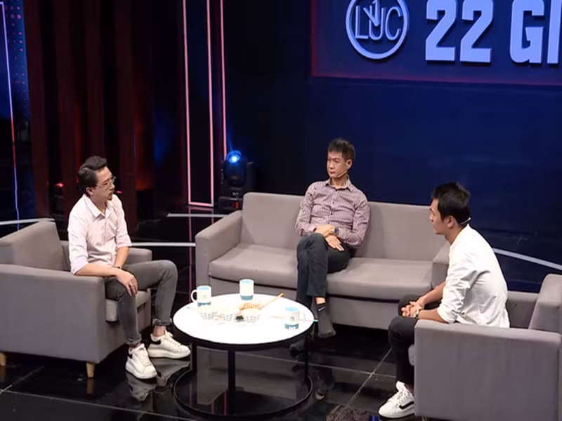 Cụ thể trong chương trình "Có hẹn lúc 22 giờ", khi Quang Tuấn nói: "Học thức là cần thiết nhưng lại không phải là yếu tố quyết định hạnh phúc, vì khi đã trở thành gia đình của nhau sẽ vì nhau mà cố gắng hòa hợp", đạo diễn Lê Hoàng bày tỏ quan điểm: "Tôi nói thật, nếu bạn muốn cưới vợ thì điều đầu tiên bố mẹ bạn hỏi chắc chắn liên quan tới xuất thân của người con dâu tương lai đó. Nếu bạn nói cô ấy tốt nghiệp đại học thì có thể gia đình bạn sẽ không hỏi thêm nữa. Nhưng nếu bạn nói cô ấy đang làm nail hoặc buôn bán online thì gia đình sẽ có một chút e ngại vì nghi ngờ cô ta học thức không cao, rồi cưới nhau về khổ cho bạn". Ảnh: Người lao động