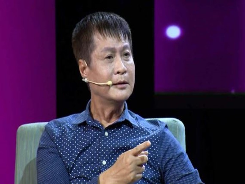 Khi Quyền Linh phản bác: "Anh có quyền rung động với bất cứ ai nhưng không phải ai cũng có thể ngủ cùng", đạo diễn Lê Hoàng vẫn bảo vệ quan điểm của mình. Nam đạo diễn nhấn mạnh anh không ca ngợi ngoại tình nhưng ngoại tình là thứ hấp dẫn nhất trên đời. Theo Lê Hoàng, ai cũng từng ngoại tình trong tư tưởng nhưng biến điều đó thành hiện thực hay không lại tùy thuộc nhiều yếu tố. Ảnh: Saostar