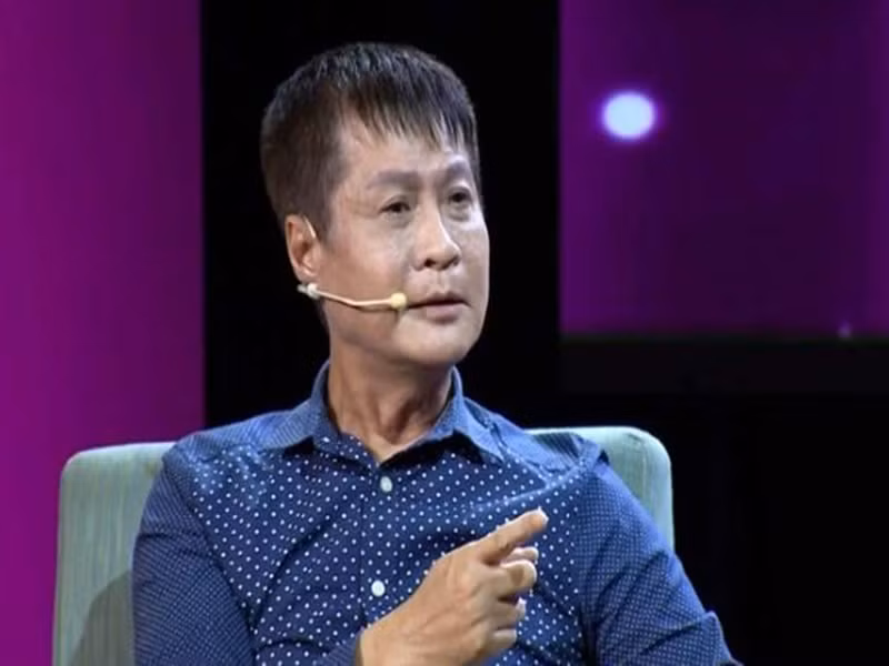 Khi Quyền Linh phản bác: "Anh có quyền rung động với bất cứ ai nhưng không phải ai cũng có thể ngủ cùng", đạo diễn Lê Hoàng vẫn bảo vệ quan điểm của mình. Nam đạo diễn nhấn mạnh anh không ca ngợi ngoại tình nhưng ngoại tình là thứ hấp dẫn nhất trên đời. Theo Lê Hoàng, ai cũng từng ngoại tình trong tư tưởng nhưng biến điều đó thành hiện thực hay không lại tùy thuộc nhiều yếu tố. Ảnh: Saostar