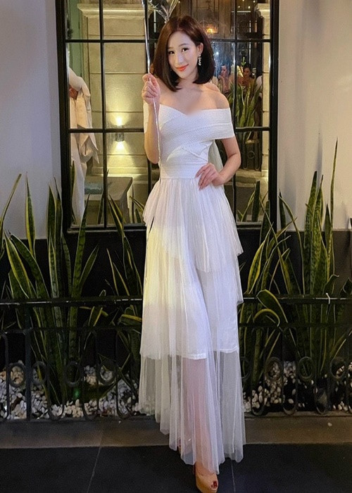 Bị nghi có mối quan hệ tình cảm với Quốc Trường, Ivy Lê có động thái phủ nhận. Cô đăng tải ảnh chụp cùng nam diễn viên và cho biết cả hai chỉ là anh em bình thường.