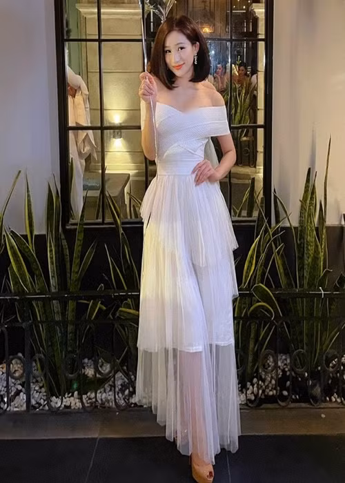 Bị nghi có mối quan hệ tình cảm với Quốc Trường, Ivy Lê có động thái phủ nhận. Cô đăng tải ảnh chụp cùng nam diễn viên và cho biết cả hai chỉ là anh em bình thường.