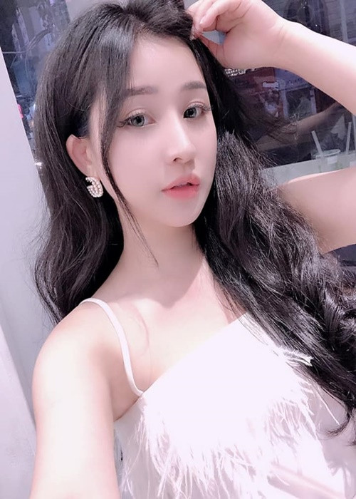 Trước Quốc Trường, Ivy Lê vướng tin đồn hẹn hò Quang Lê vì cô thường xuyên chụp ảnh tình tứ bên nam ca sĩ hải ngoại. Phía Quang Lê từng chia sẻ: "Tôi chỉ chụp cho vui, chụp chơi chứ không có gì".