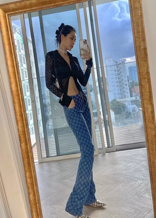 Chân dài sinh năm 1993 thường xuyên bắt kịp các xu hướng thời trang quốc tế. Ảnh: FB Chi Pu