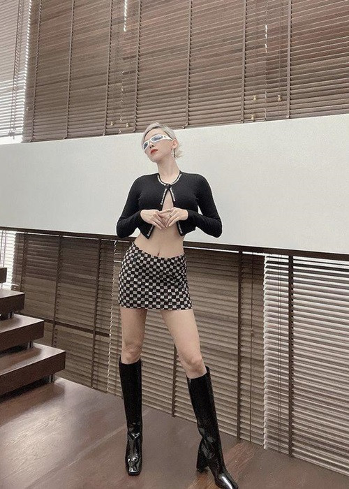 Hình ảnh bà xã của Hoàng Touliver ăn mặc táo bạo không quá xa lạ với khán giả. Ảnh: FB Tóc Tiên