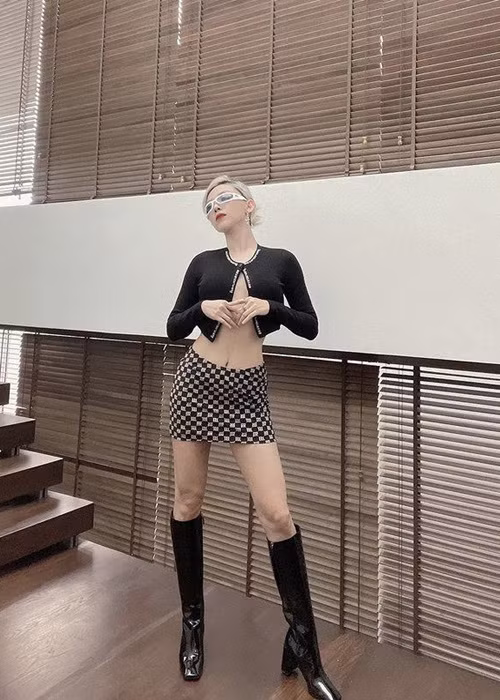 Hình ảnh bà xã của Hoàng Touliver ăn mặc táo bạo không quá xa lạ với khán giả. Ảnh: FB Tóc Tiên