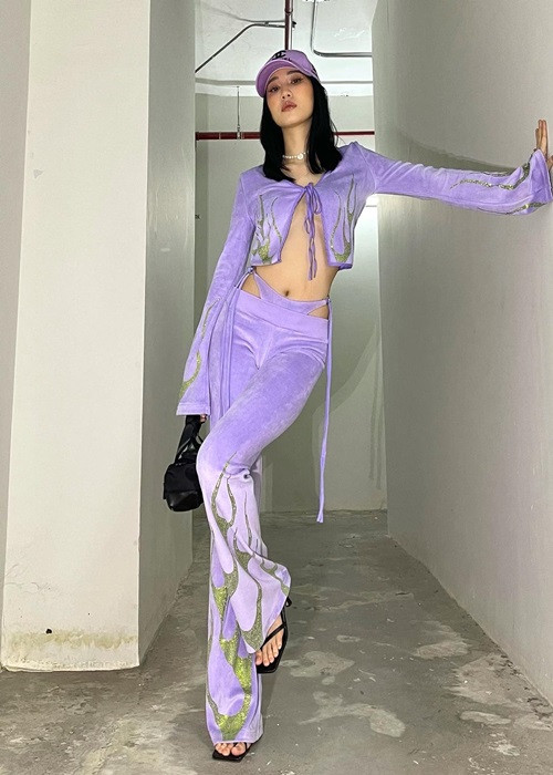 Giống Ngọc Trinh và Lương Thùy Linh, người mẫu Ngọc Hương cũng lăng xê mẫu áo chỉ buộc thắt hai đầu vạt. Ảnh: FB Ngọc Hương