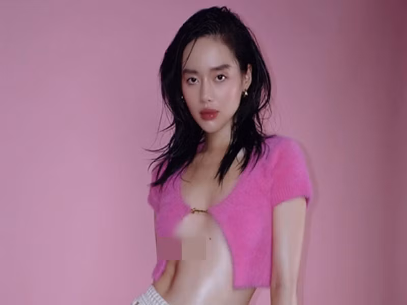 Mặc áo chỉ cài một khuy hờ hững cũng giúp Khánh Linh tôn lên vóc dáng săn chắc, gợi cảm. Ảnh: FB Khánh Linh