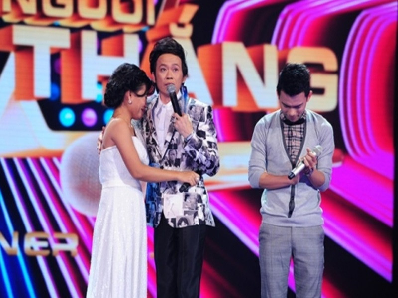 Hoài Linh hỗ trợ con gái nuôi hết mình. Ảnh: Người đưa tin