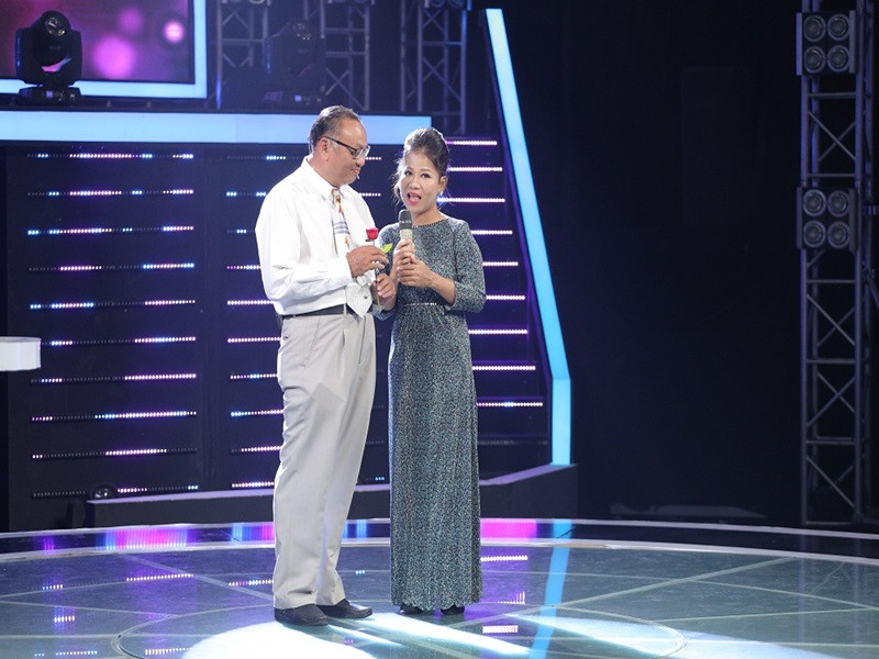 Trong một chương trình, Thái Trân bày tỏ tình cảm dành cho người bạn đời: “Bây giờ ai có cho em cả một tòa lâu đài bằng vàng để đổi anh em cũng không bao giờ đổi”. Ảnh: HTV