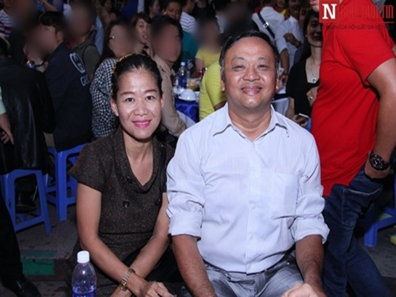 Thái Trân quen ông xã hiện tại khi đi diễn ở một phòng trà. Nửa kia của cô là bạn của chủ phòng trà. Theo Trái Trân, chồng của cô sống rất tình cảm và chăm sóc cô rất kỹ. “Có những lúc mình tuyệt vọng như vậy nhưng rồi tình yêu của chồng tiếp thêm sức mạnh cho tôi. Tôi hạnh phúc bên anh ấy và cùng trải qua những ngày tháng khó khăn này”, con nuôi Hoài Linh chia sẻ. Ảnh: Người đưa tin