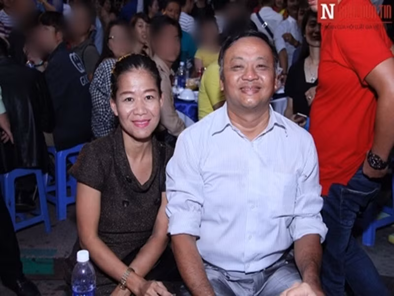 Thái Trân quen ông xã hiện tại khi đi diễn ở một phòng trà. Nửa kia của cô là bạn của chủ phòng trà. Theo Trái Trân, chồng của cô sống rất tình cảm và chăm sóc cô rất kỹ. “Có những lúc mình tuyệt vọng như vậy nhưng rồi tình yêu của chồng tiếp thêm sức mạnh cho tôi. Tôi hạnh phúc bên anh ấy và cùng trải qua những ngày tháng khó khăn này”, con nuôi Hoài Linh chia sẻ. Ảnh: Người đưa tin