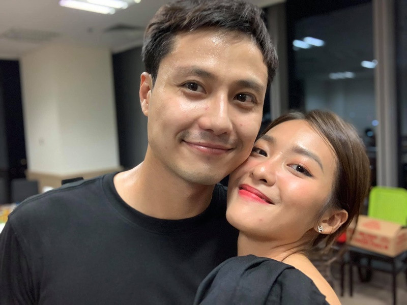 Ê-kíp phim "11 tháng 5 ngày” chia sẻ khoảnh khắc thân thiết của Thanh Sơn và Khả Ngân. Ảnh: FB ê-kíp phim