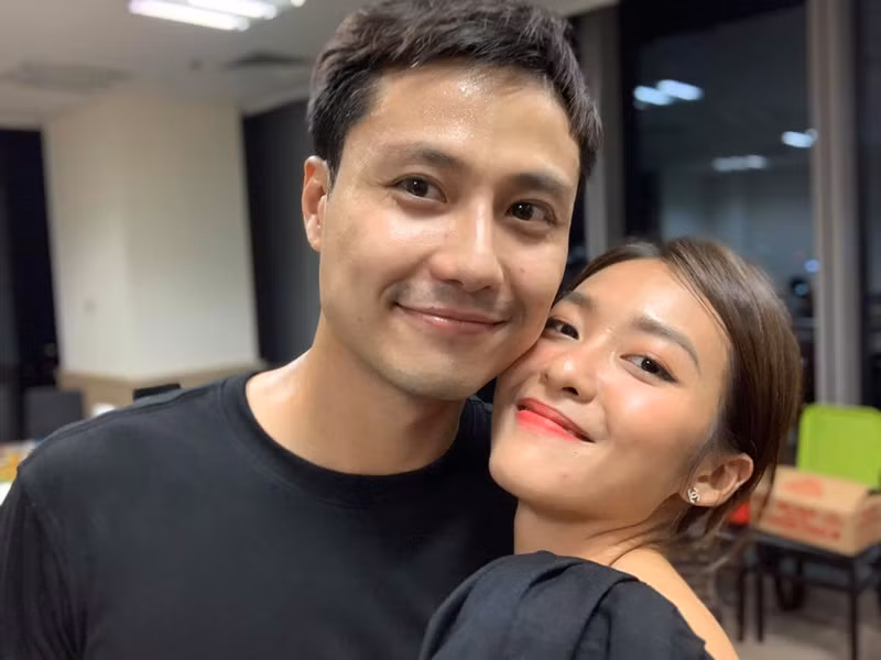 Ê-kíp phim "11 tháng 5 ngày” chia sẻ khoảnh khắc thân thiết của Thanh Sơn và Khả Ngân. Ảnh: FB ê-kíp phim