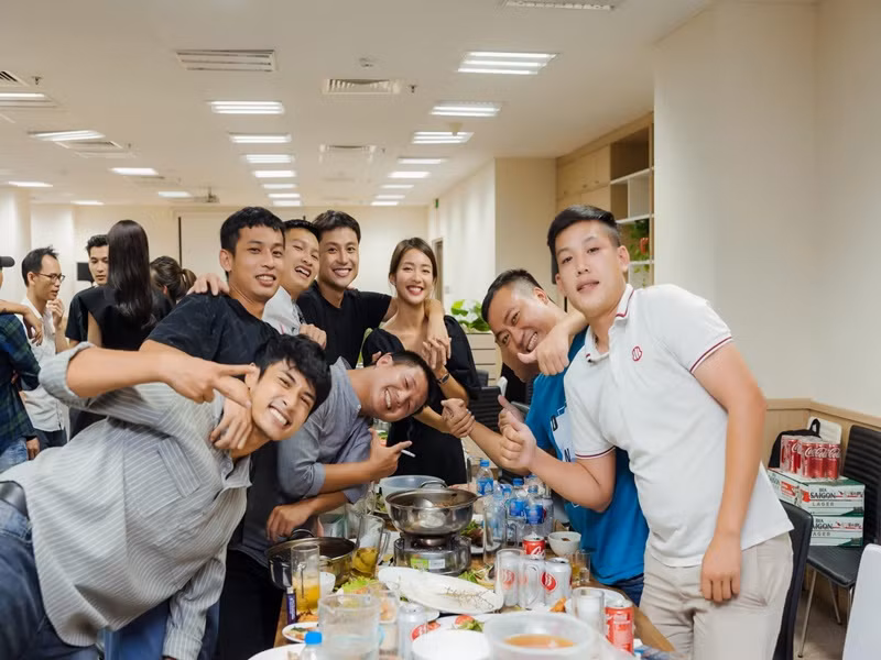 Khả Ngân từng chia sẻ, Thanh Sơn là người chăm sóc cô nhiều trên phim trường, ưu tiên cho cô tự do diễn và hỗ trợ theo cô. “Điều đó khiến em cảm động vì điều đó cho thấy anh ấy hiểu em, biết em hay suy nghĩ nhiều nên luôn ưu tiên em”, Khả Ngân nói. Ảnh: FB Khả Ngân