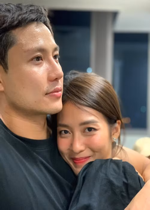 Loạt ảnh quấn quýt như đôi tình nhân của Khả Ngân và Thanh Sơn trong tiệc đóng máy khiến fan phấn khích. Ảnh: Ảnh: FB ê-kíp phim