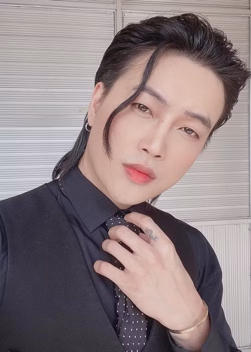 “Chuyện tình cảm không nói trước được nhưng trong công việc và cuộc sống chị Nhật Kim Anh là một người thầy của tôi, giúp tôi học hỏi được nhiều điều”, TiTi trải lòng. Ảnh: FB TiTi