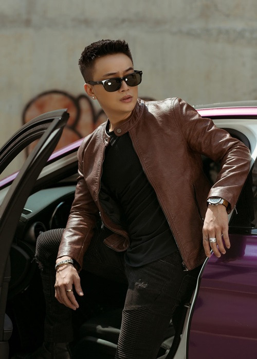 Một số cư dân mạng đặt nghi vấn TiTi dao kéo để có chiếc cằm nhọn, sống mũi cao như hiện tại. Ảnh: FB TiTi