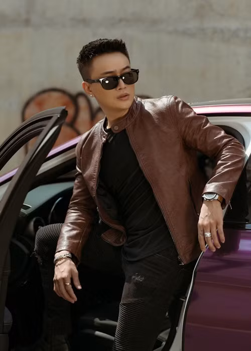 Một số cư dân mạng đặt nghi vấn TiTi dao kéo để có chiếc cằm nhọn, sống mũi cao như hiện tại. Ảnh: FB TiTi