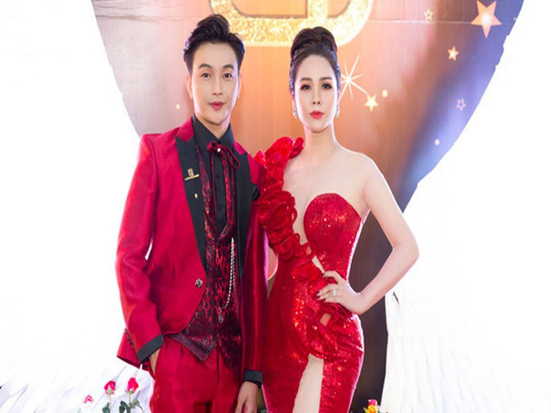 TiTi và Nhật Kim Anh vướng tin đồn hẹn hò từ năm 2020. Cả hai đều phủ nhận mối quan hệ tình cảm. "Tôi mệt mỏi vì tin đồn hẹn hò thời gian qua. Tôi xem TiTi như em trai. Chúng tôi hợp nhau về tính cách nên thân thiết và gắn bó là lẽ thường. Ban đầu, tôi còn cố gắng lên tiếng giải thích nhưng giờ để mặc, ai muốn nghĩ sao cứ nghĩ. Giữa cả hai không có gì phức tạp như nhiều người suy diễn", Nhật Kim Anh chia sẻ trên Vietnamnet. Ảnh: Yeah1