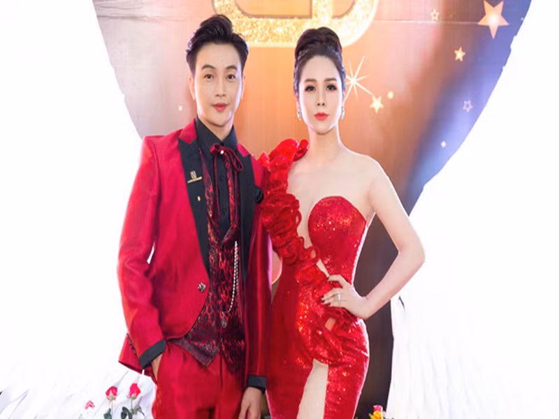 TiTi và Nhật Kim Anh vướng tin đồn hẹn hò từ năm 2020. Cả hai đều phủ nhận mối quan hệ tình cảm. "Tôi mệt mỏi vì tin đồn hẹn hò thời gian qua. Tôi xem TiTi như em trai. Chúng tôi hợp nhau về tính cách nên thân thiết và gắn bó là lẽ thường. Ban đầu, tôi còn cố gắng lên tiếng giải thích nhưng giờ để mặc, ai muốn nghĩ sao cứ nghĩ. Giữa cả hai không có gì phức tạp như nhiều người suy diễn", Nhật Kim Anh chia sẻ trên Vietnamnet. Ảnh: Yeah1