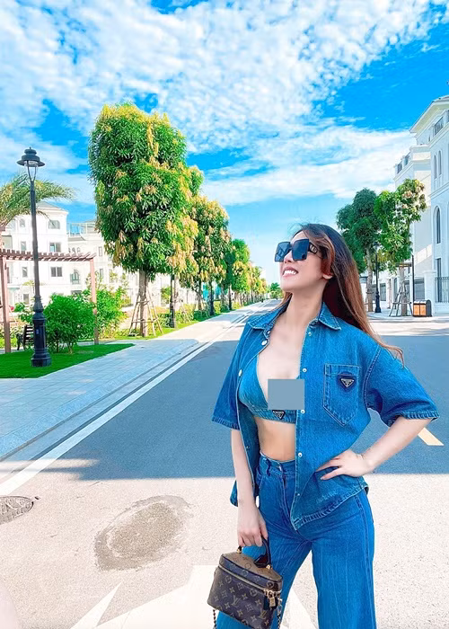 Quế Vân không ít lần dao kéo gương mặt. Năm 2017, người đẹp hạ gò má, gọt hàm, mở to khóe mắt, độn silicon khoé mũi, hút mỡ phần má, lấy mỡ đùi cho lên bọng mắt.