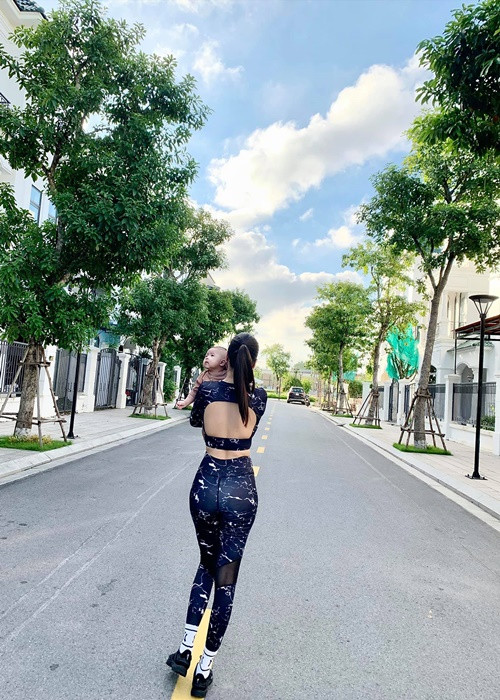 Quế Vân sinh con trai cách đây 3 tháng. Nhờ chăm chỉ tập luyện và ăn uống theo chế độ lành mạnh nên cô nhanh chóng lấy lại vóc dáng sau sinh.