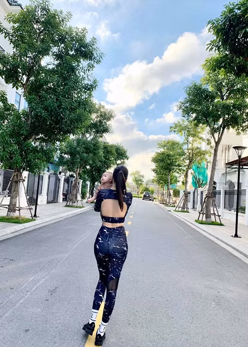 Quế Vân sinh con trai cách đây 3 tháng. Nhờ chăm chỉ tập luyện và ăn uống theo chế độ lành mạnh nên cô nhanh chóng lấy lại vóc dáng sau sinh.