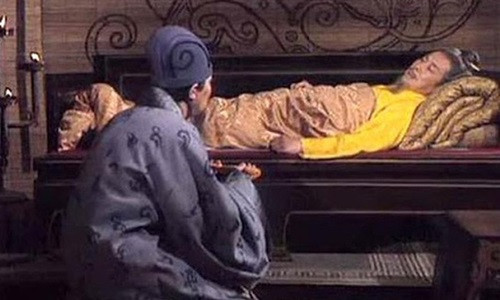 Tam co tham hiem cua Luu Bi khi dem Gia Cat Luong so sanh voi Tao Phi