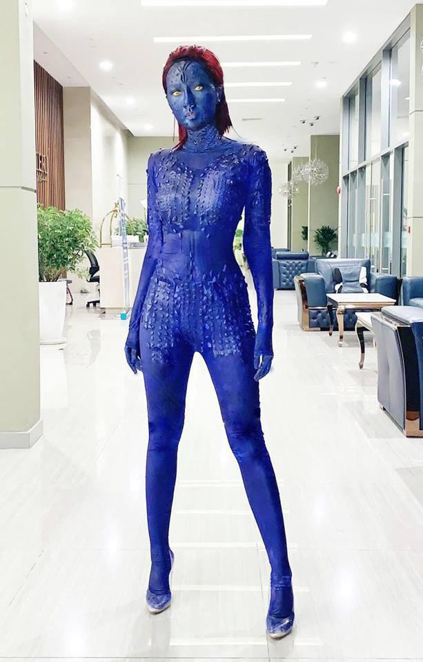 Nữ ca sĩ hóa thành nhân vật Mystique trong series phim “X-Men”.