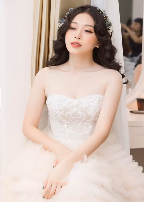 3 năm qua, Phương Nga không ngừng học hỏi hoàn thiện bản thân. Cô tốt nghiệp loại giỏi của trường Đại học Kinh tế Quốc dân, nhiều lần thử sức với vai trò MC.