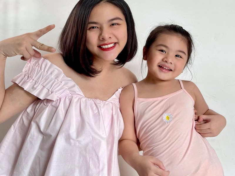 Cô tâm sự: “Cứ đúng 3 tiếng là phải ăn, không là ói mật xanh mật vàng, người vã hết mồ hôi, tay chân thì bủn rủn như trúng thực, đầu óc thì không thể nghĩ ngợi bất cứ thứ gì, chẳng còn thiết tha gì trên cõi đời này nữa, nằm lay lắt mà chờ ăn cho qua ngày. Cơ địa mình nghén như vậy nên toàn mập lên khi mang thai. Cũng may có ngoại Nì, cơm nước tận răng, được ăn toàn món mẹ nấu của tuổi thơ, ngày nào ngoại cũng phải xoa bóp tay chân cho để mong quên cái nghén quá sức chịu đựng của bản thân”. Ảnh: FB Vân Trang