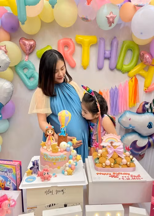 Nữ diễn viên khoe bụng bầu vượt mặt bên chồng con. Ảnh: FB Vân Trang