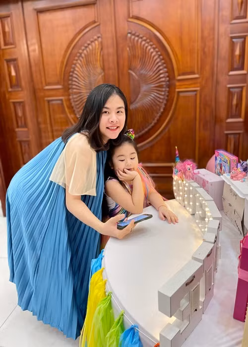 Vân Trang nhắn nhủ con gái đầu lòng: “Chúc mừng sinh nhật con gái yêu của mẹ. Đồng hành cùng con suốt 5 năm, không bỏ lỡ giai đoạn lớn lên nào của con là khoảng thời gian hạnh phúc nhất của mẹ. Chúc con gái của mẹ luôn vui vẻ và hạnh phúc trong vòng tay thương yêu của gia đình to lớn của mình. Mẹ mong con luôn là đứa bé vô cùng tình cảm như con vẫn đang như vậy. Mẹ yêu con”. Ảnh: FB Vân Trang