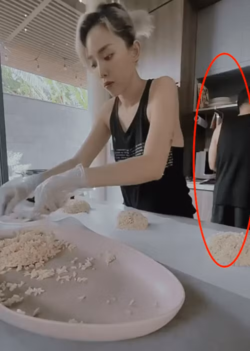 Ngoài chia sẻ công việc nhà, Hoàng Touliver còn chăm sóc Tóc Tiên chu đáo mỗi khi cô không khỏe như chuẩn bị cả bàn ăn đầy đủ dinh dưỡng, mua quà ăn vặt. Ảnh: FB Tóc Tiên