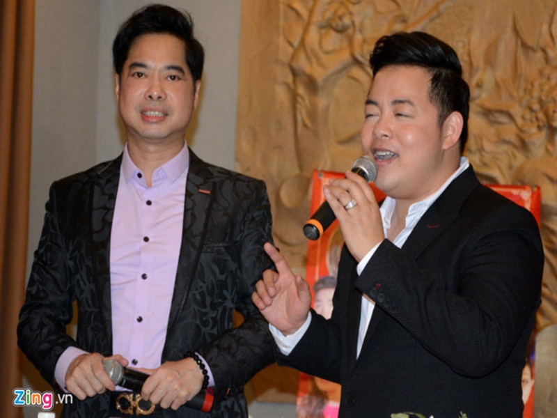 Quang Lê và Ngọc Sơn từng ngồi ghế nóng trong một số chương trình. Năm 2017, trong tập 8 của Tình Bolero, Quang Lê tranh luận khá gay gắt với Ngọc Sơn trên ghế nóng. Cụ thể, trong phần nhận xét thí sinh Triều Quân, Ngọc Sơn cho rằng thí sinh này nên hát một hơi thay vì hai hơi. Quang Lê phản đối: “Anh Sơn ơi, em bực bội vụ anh cứ bắt người ta hát một hơi, bây giờ style Lệ Quyên người ta cắt hơi thì kệ chứ". Nghe vậy, Ngọc Sơn đáp trả: “Bây giờ mời anh vô đây làm gì, để góp ý, chứ thôi anh ngồi anh khỏi nói luôn". Ảnh: Zing