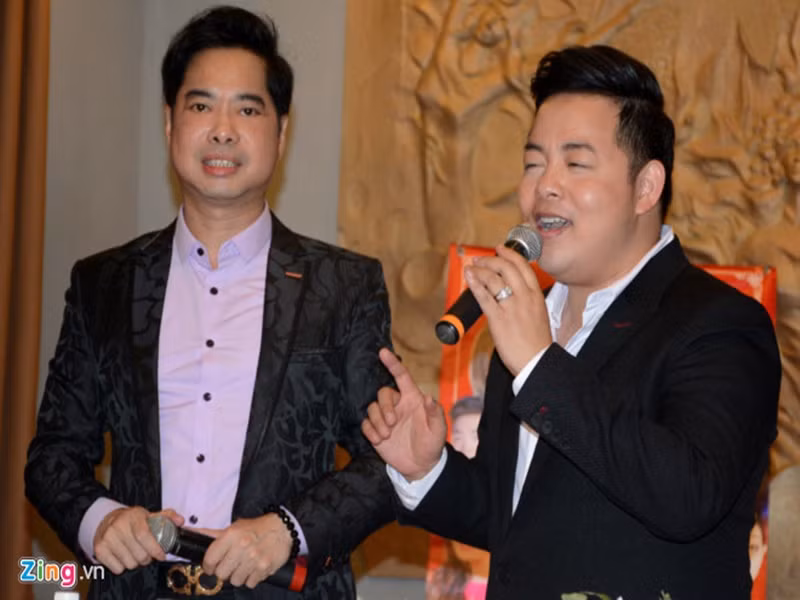 Quang Lê và Ngọc Sơn từng ngồi ghế nóng trong một số chương trình. Năm 2017, trong tập 8 của Tình Bolero, Quang Lê tranh luận khá gay gắt với Ngọc Sơn trên ghế nóng. Cụ thể, trong phần nhận xét thí sinh Triều Quân, Ngọc Sơn cho rằng thí sinh này nên hát một hơi thay vì hai hơi. Quang Lê phản đối: “Anh Sơn ơi, em bực bội vụ anh cứ bắt người ta hát một hơi, bây giờ style Lệ Quyên người ta cắt hơi thì kệ chứ". Nghe vậy, Ngọc Sơn đáp trả: “Bây giờ mời anh vô đây làm gì, để góp ý, chứ thôi anh ngồi anh khỏi nói luôn". Ảnh: Zing