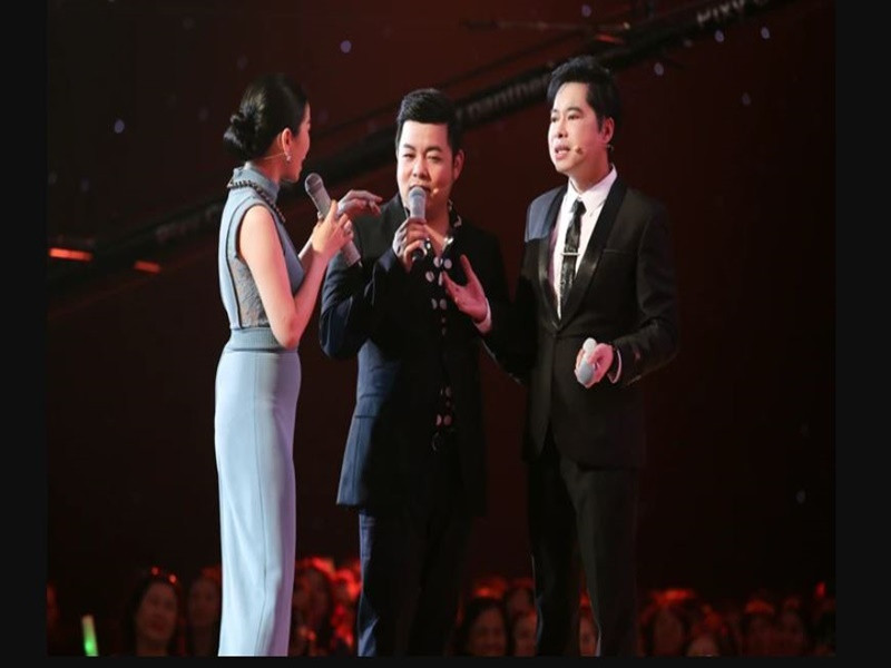 Ngọc Sơn khuyên Quang Lê: "Người ta nói đánh kẻ chạy đi không ai đánh người chạy lại. Biết nhận lỗi là ngoan, anh mong rằng từ sau em không phải tiếp tục xin lỗi nữa. Cố gắng đừng làm gì để phải xin lỗi". Ảnh: Saostar