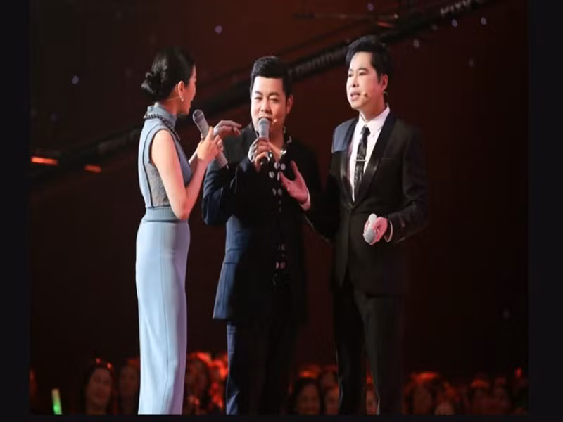 Ngọc Sơn khuyên Quang Lê: "Người ta nói đánh kẻ chạy đi không ai đánh người chạy lại. Biết nhận lỗi là ngoan, anh mong rằng từ sau em không phải tiếp tục xin lỗi nữa. Cố gắng đừng làm gì để phải xin lỗi". Ảnh: Saostar