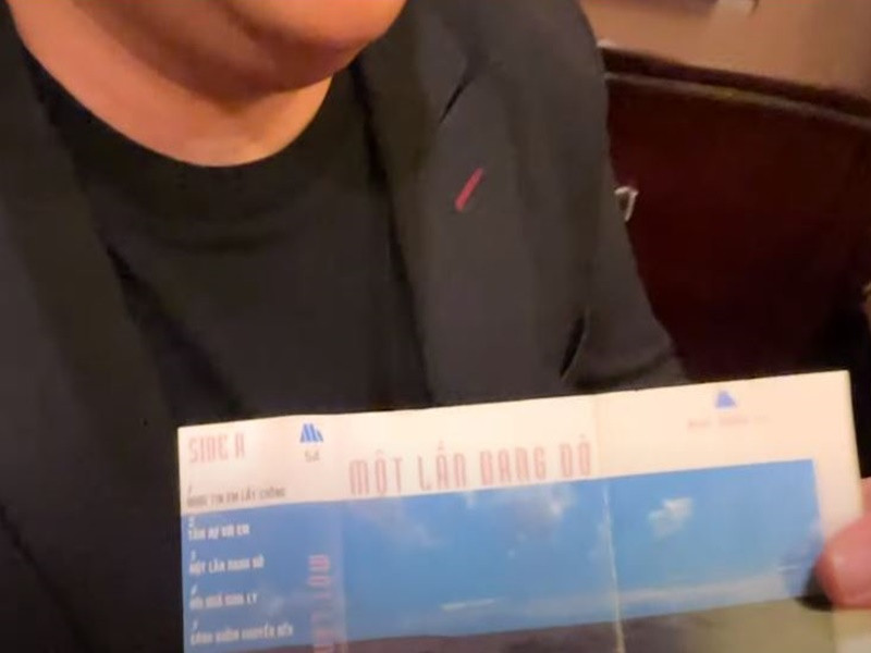 Quang Lê kể, năm 1991, khi vừa sang Mỹ, anh đã mua cuốn băng “Một lần dang dở”. Nam ca sĩ chia sẻ, dù có trả 10.000 USD, anh cũng không bán vì giờ kiếm ra đâu cuốn băng này. Ảnh: chụp màn hình