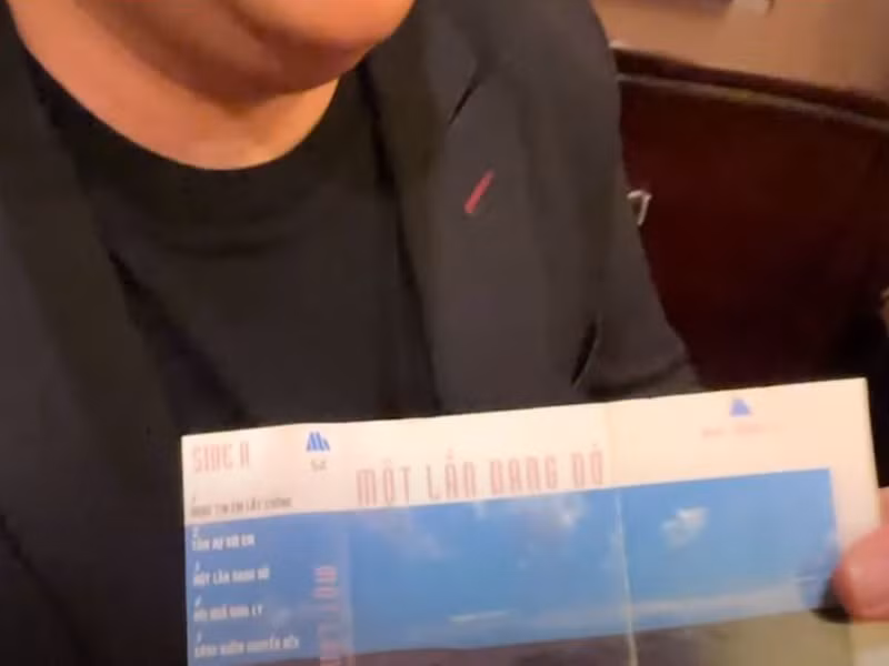 Quang Lê kể, năm 1991, khi vừa sang Mỹ, anh đã mua cuốn băng “Một lần dang dở”. Nam ca sĩ chia sẻ, dù có trả 10.000 USD, anh cũng không bán vì giờ kiếm ra đâu cuốn băng này. Ảnh: chụp màn hình