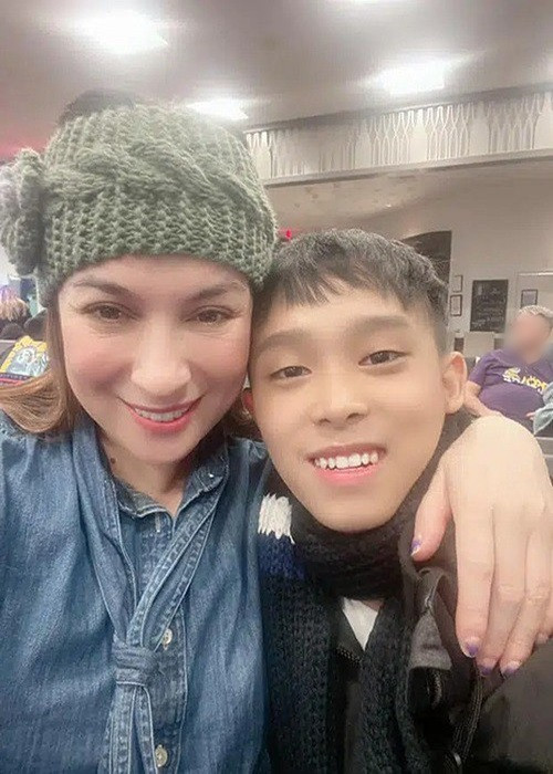 Phía bố mẹ của Hồ Văn Cường khẳng định, cả hai biết biết rõ số tiền con trai kiếm được và nhờ quản lý Phi Nhung giữ giùm vì tin tưởng tuyệt đối. Ngoài ra, phía gia đình Hồ Văn Cường không muốn cộng đồng mạng đòi hộ tiền ca hát. Ảnh: FB Hồ Văn Cường