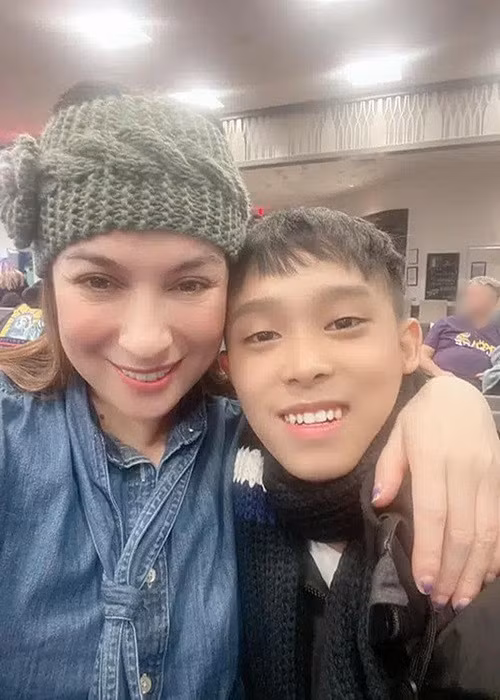 Phía bố mẹ của Hồ Văn Cường khẳng định, cả hai biết biết rõ số tiền con trai kiếm được và nhờ quản lý Phi Nhung giữ giùm vì tin tưởng tuyệt đối. Ngoài ra, phía gia đình Hồ Văn Cường không muốn cộng đồng mạng đòi hộ tiền ca hát. Ảnh: FB Hồ Văn Cường