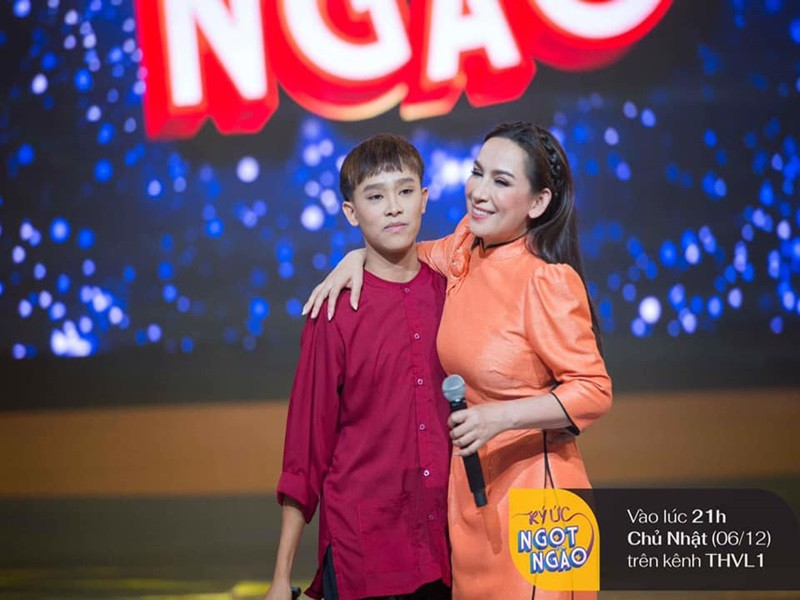 Trên truyền thông, nữ ca sĩ cho biết, tiền thưởng và cát-sê của Hồ Văn Cường trong 5 năm qua đều do quản lý Diễm Phạm giữ và ngay cả bản thân cô cũng không biết mình và con nuôi kiếm được bao nhiêu. Theo Phi Nhung, cô từng hỏi ý kiến bố mẹ Hồ Văn Cường về số tiền thưởng 200 triệu đồng. Phía bố mẹ nam ca sĩ thống nhất rằng "cứ để từ từ rồi tính". Ảnh: FB Phi Nhung