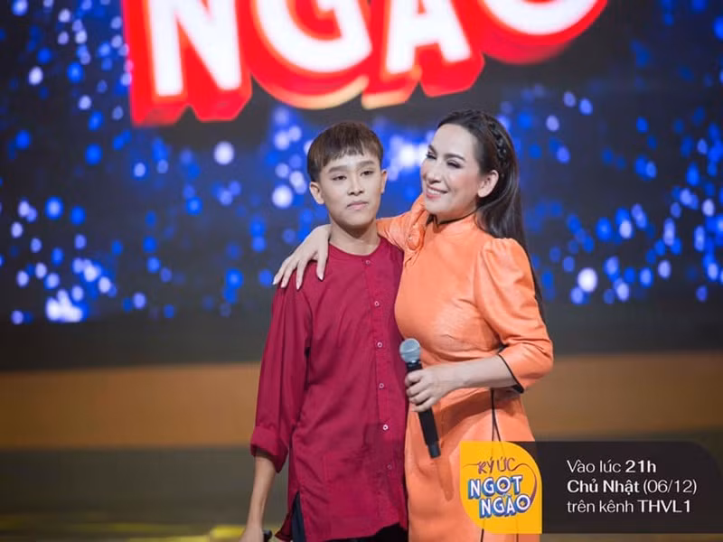 Trên truyền thông, nữ ca sĩ cho biết, tiền thưởng và cát-sê của Hồ Văn Cường trong 5 năm qua đều do quản lý Diễm Phạm giữ và ngay cả bản thân cô cũng không biết mình và con nuôi kiếm được bao nhiêu. Theo Phi Nhung, cô từng hỏi ý kiến bố mẹ Hồ Văn Cường về số tiền thưởng 200 triệu đồng. Phía bố mẹ nam ca sĩ thống nhất rằng "cứ để từ từ rồi tính". Ảnh: FB Phi Nhung