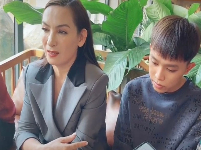 Phi Nhung cũng từng chia sẻ, khi Hồ Văn Cường học xong cấp 3, đủ 18 tuổi, cô sẽ đưa hết tất cả tiền. Nữ ca sĩ còn hứa sẽ cho thêm vài trăm triệu để Hồ Văn Cường có vốn làm ăn. Ảnh: Zing