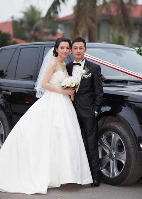 Năm 2013, Anh Tuấn tái hôn với Lý Hồng Nhung. Bà xã của Anh Tuấn sinh năm 1988, kém chồng đến 14 tuổi. Hồng Nhung mang 2 dòng máu Pháp - Việt. Cô từng vào chung kết cuộc thi Hoa hậu Việt Nam 2008. Ảnh: FB Anh Tuấn