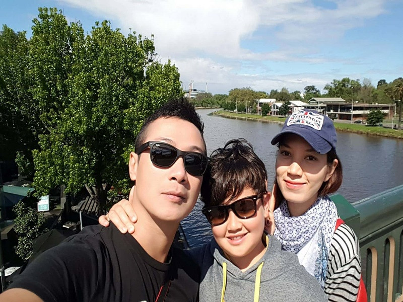 Anh Tuấn cho biết: “Các con tôi thân với Nhung hơn ấy. Tôi nghĩ tôi là người có phúc, khi các con riêng và vợ rất yêu quý nhau. Các con thích bố nấu ăn lắm, nhưng bây giờ thì thích cô nấu cho ăn hơn. Alex lần nào về cũng rủ cô Nhung đi mua quần áo cho bạn gái, đại loại thế. Họ thân với nhau và tôi thấy mình thực sự hạnh phúc”. Ảnh: Sức khỏe và đời sống