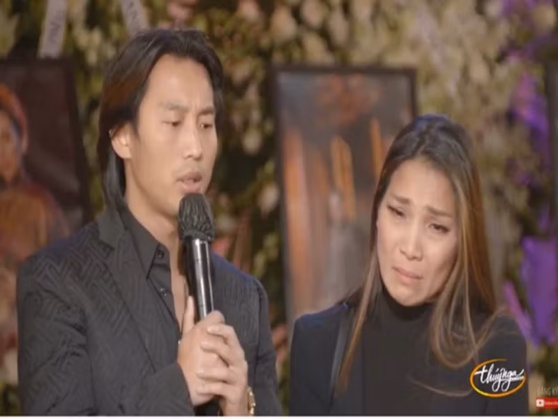 Hồng Ngọc cũng không kìm được nước mắt trong tang lễ Phi Nhung. Cô chia sẻ, Phi Nhung từng hẹn về Mỹ để chúc mừng sinh nhật. Tuy nhiên, Phi Nhung đành cáo lỗi vì phải ở Việt Nam làm từ thiện. Ảnh: Đất Việt