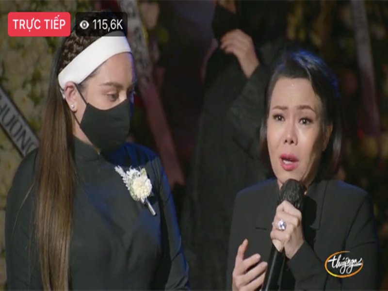 Việt Hương cũng khóc nức nở xin lỗi Wendy. "Cô xin lỗi con, cô không làm tốt nhất có thể. Nhưng cô đã đem Phi Nhung về đây”, Việt Hương nói. Ảnh: Dân Việt